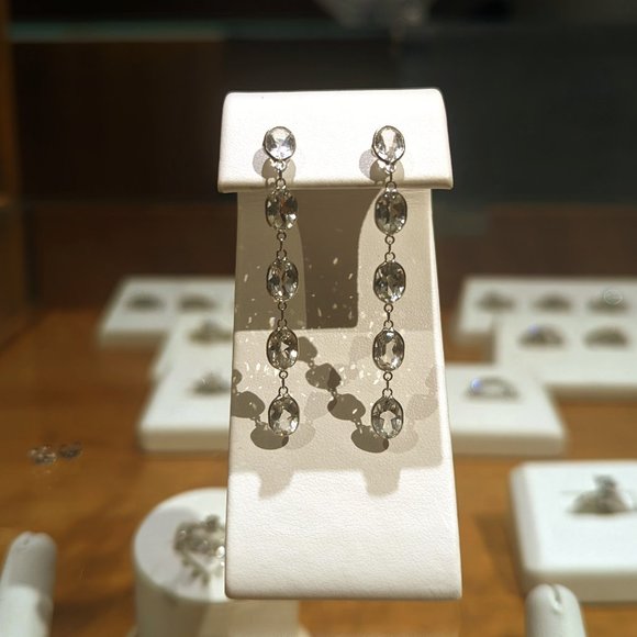 9.08 CARATS WHITE TOPAZ DANGLE EARRINGS IN 18K WHITE GOLD - Picture 4 of 4